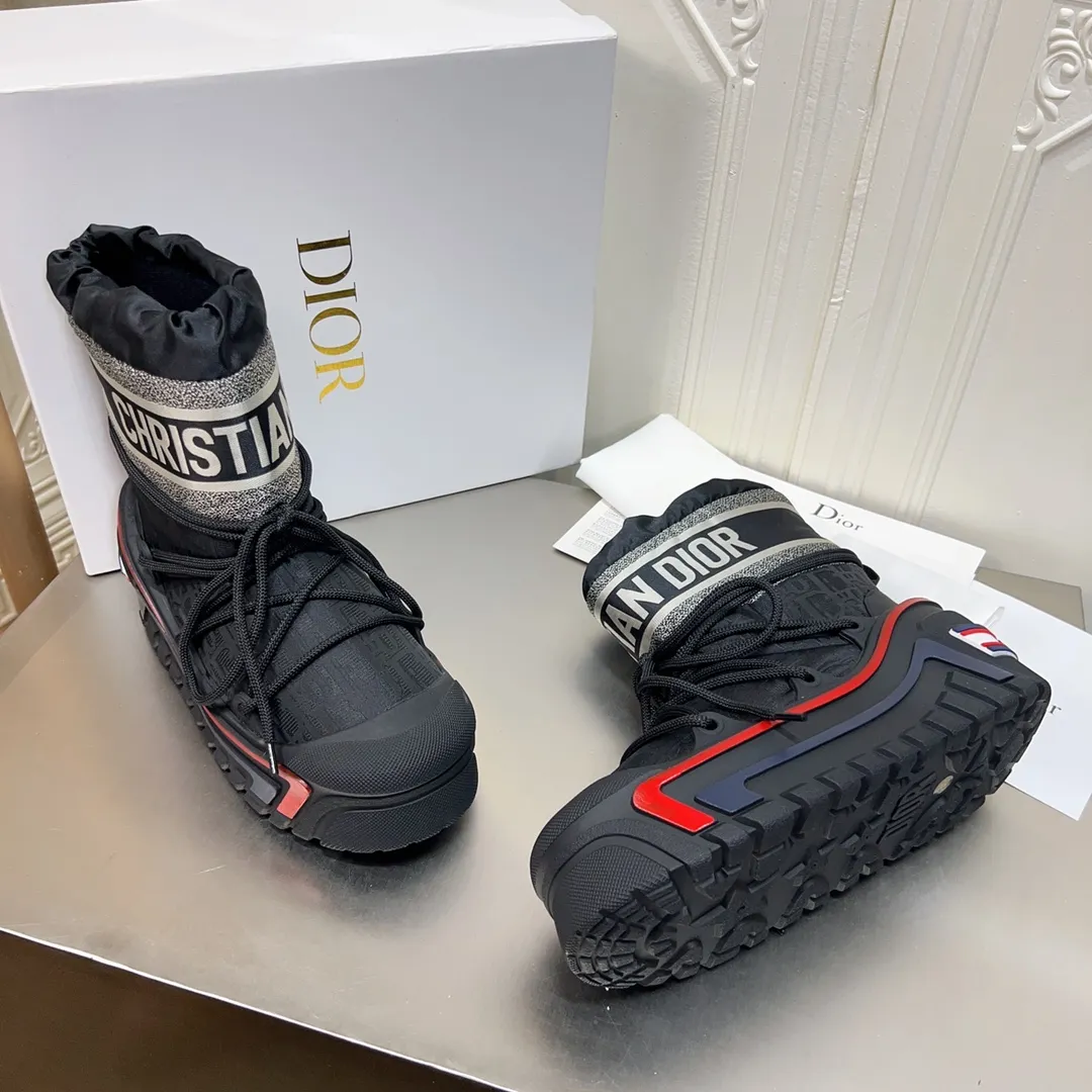 Men's shoes p600! The highest version on the market, Dior Dior's king style snow boots, ski boots, fat and cute, so cute →_→ from the DiorAlps limited series, unique. Shiny nylon Oblique print upper with criss-cross straps for an ideal fit. The technical fabric of the boot shaft, short-cut version, can be worn in the city or in the mountains. It makes the calf slimmer and taller, warm and concave. The boot shaft and sole are made of original waterproof padded lining. The embroidered fabric is original star ⭐ rubber non-slip thick sole and multi-module combination outsole. The size is 35-40. 41Customized